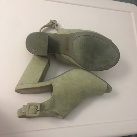 3/$32 New York & Company Chunky Block Heels Sandals Size 6 - Picture 6 of 6